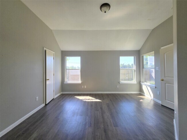 Building Photo - 811 Forest Hillside Ln