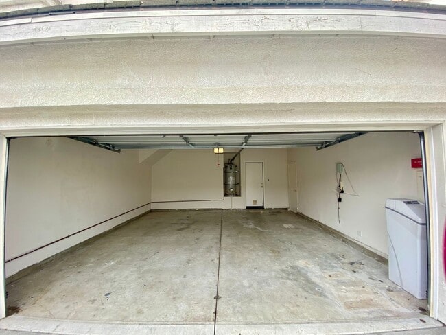 Building Photo - Extremely spacious four bedroom With Oxnard home