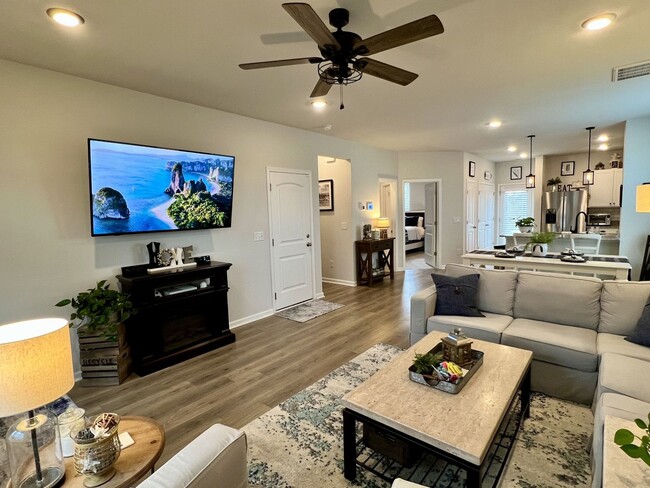 Building Photo - FOR LEASE: END UNIT TOWNHOME LOCATED IN LE...