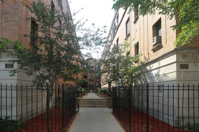 Building Photo - 838 W Cornelia Ave