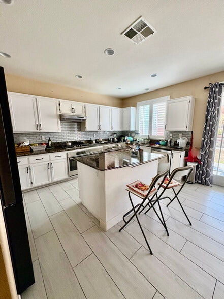 Building Photo - 1 I Ave