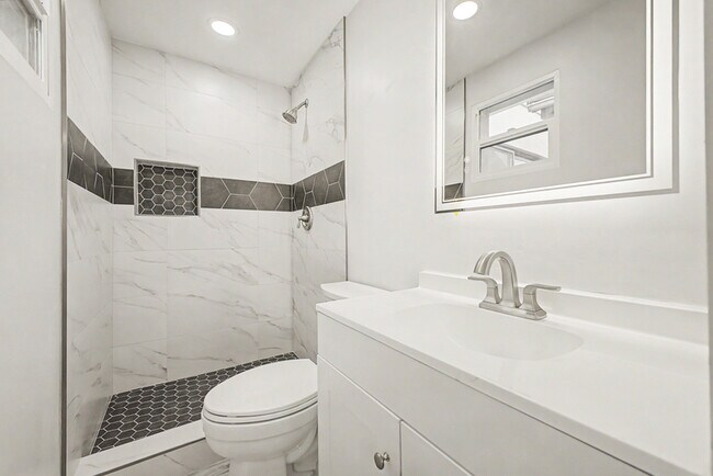 Building Photo - 3701 E Ludlow Dr