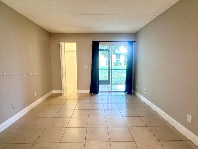 Building Photo - 105 Meadows Cir