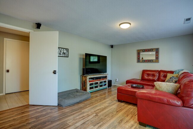 Building Photo - 1086 NE Locksley Dr
