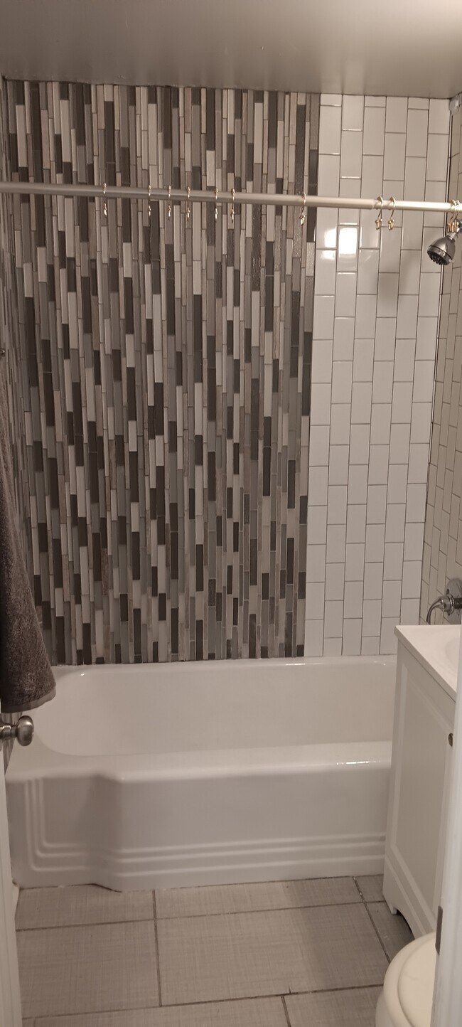 Building Photo - 548 E Woodrow St