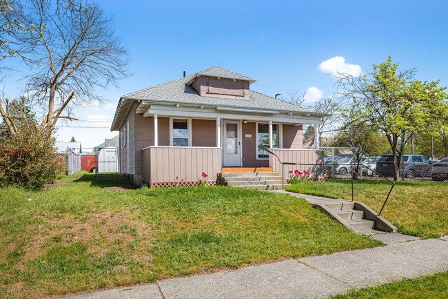 Building Photo - Charming& Updated Northeast Home!