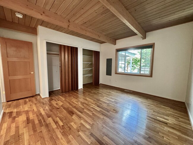 Building Photo - Mid-Century Gem near Meadowbrook Park!