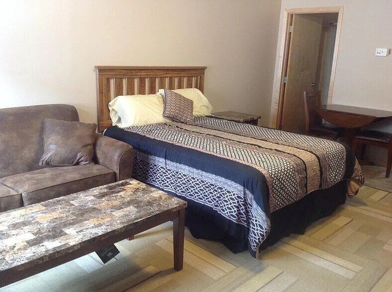 Building Photo - 812 Adams Ave