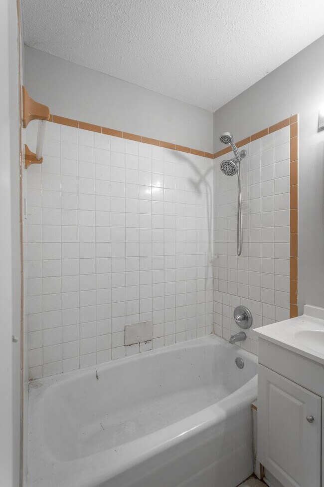 Building Photo - 3 Bedroom Home Close to All