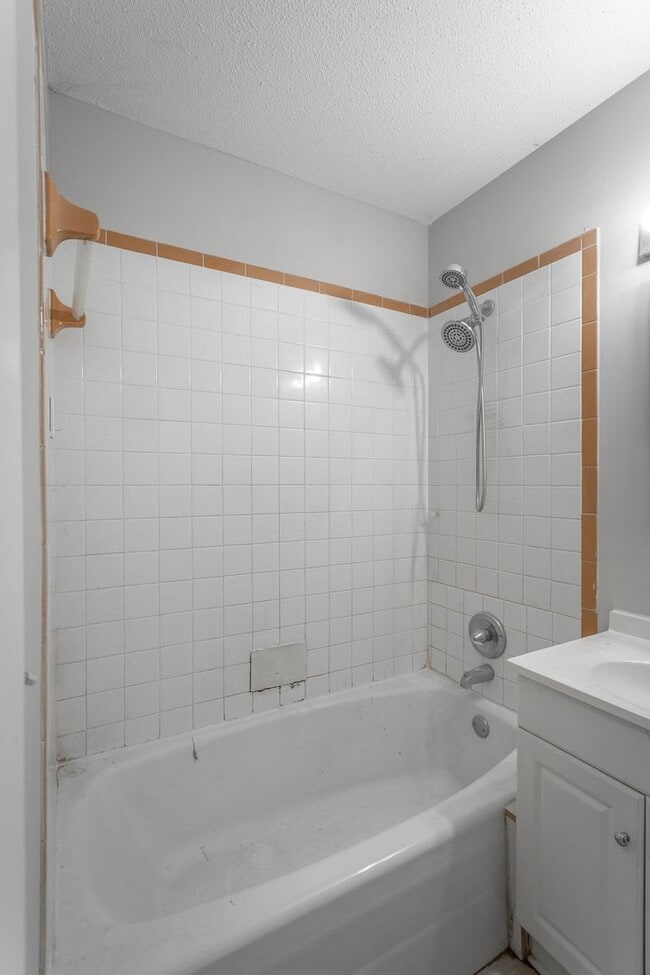 Building Photo - Spacious 3 Bedroom!  ASK ABOUT MOVE IN SPE...