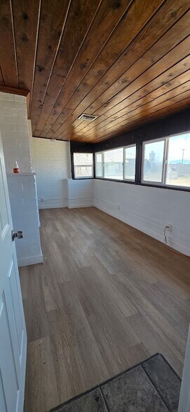 Building Photo - 21621 Pine Ridge Ave