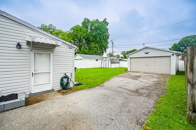 Building Photo - 2232 E Riverside Dr