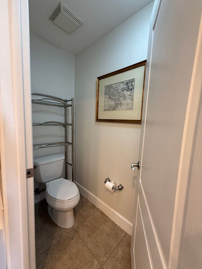 Building Photo - Spacious 2/2 Condo with Waterview in River...