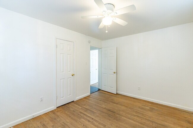 Building Photo - Lots of space!!