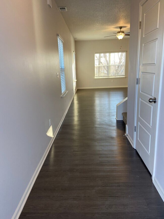 Building Photo - *Pre-leasing* Three Bedroom | Two and a Half Bath Home in Spring Hill!