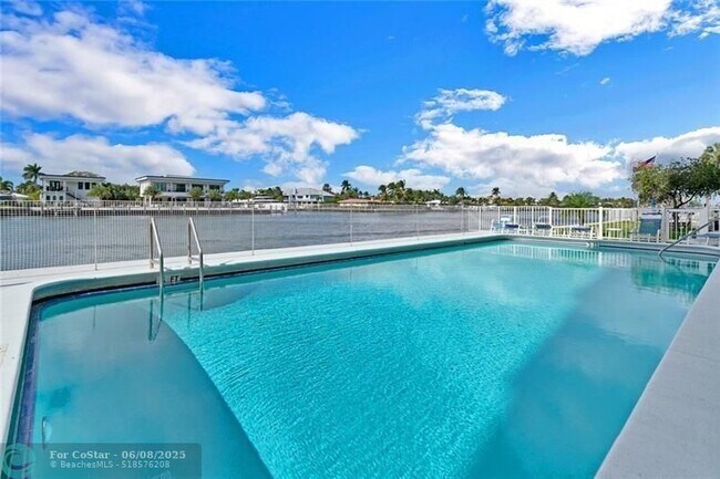 Building Photo - 303 N Riverside Dr