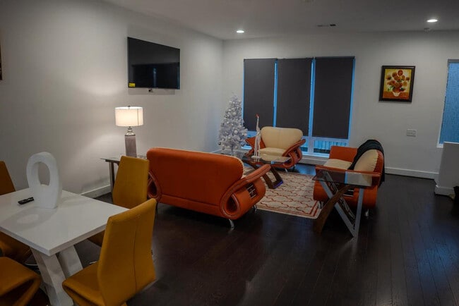 Building Photo - 1680 Memorial Dr SE