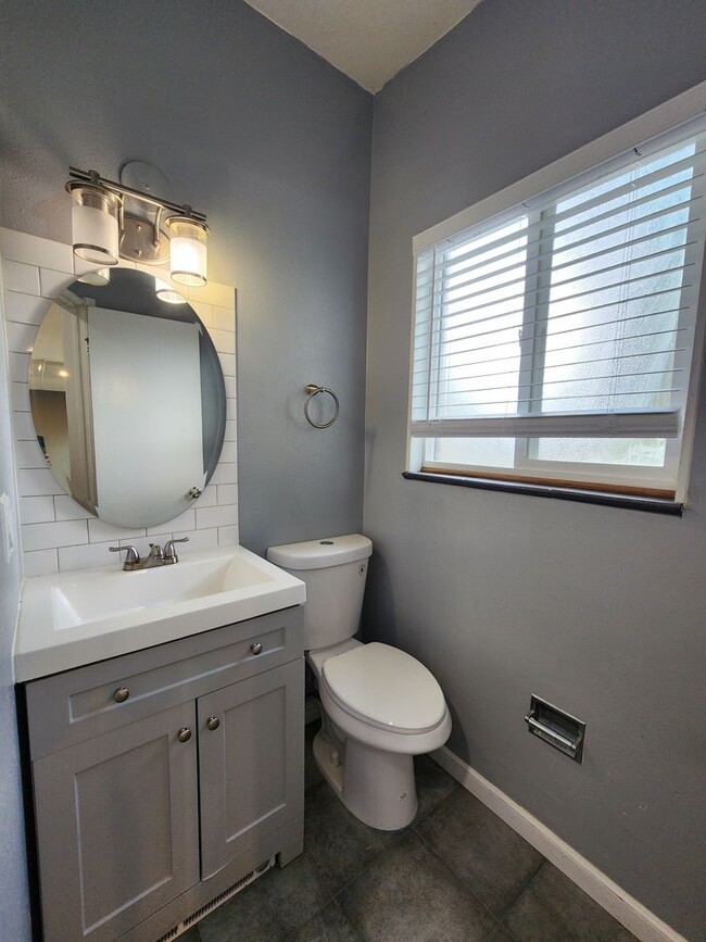 Building Photo - Remodeled 2 Bedroom in Lakewood! Great Loc...