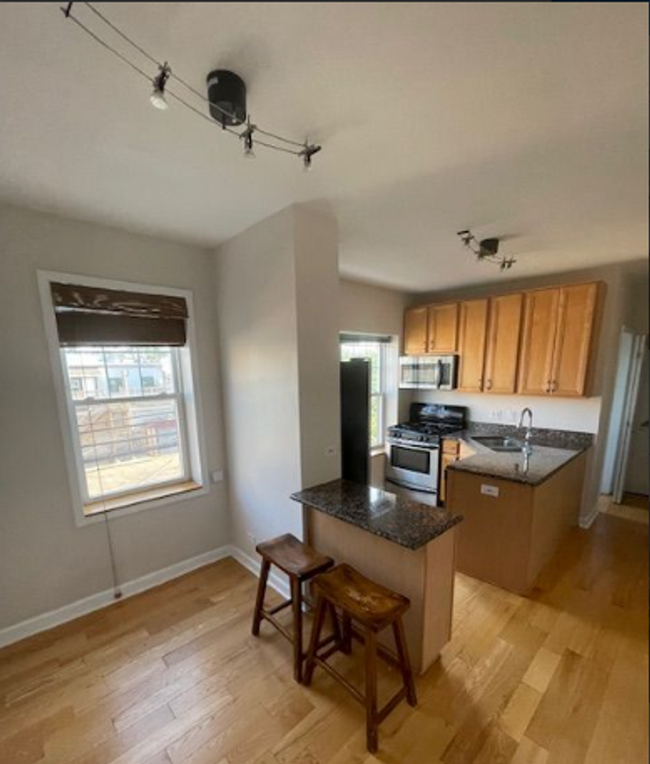 Building Photo - Charming 1-Bedroom Condo in Logan Square!