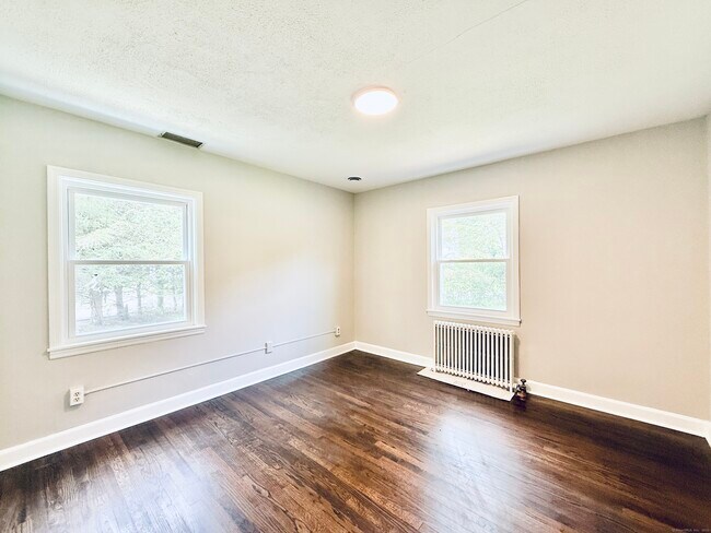 Building Photo - 10 Meadowpark Ave W