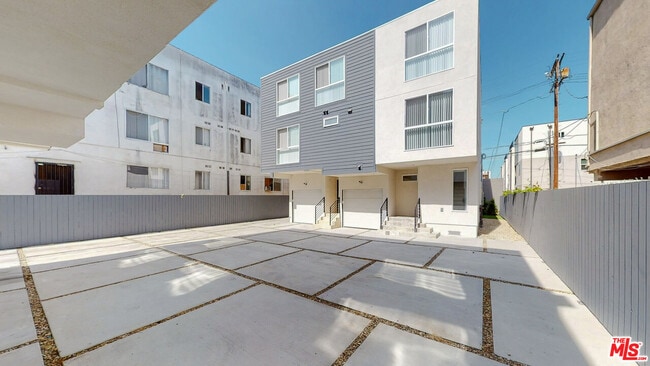 Building Photo - 953 N Mariposa Ave