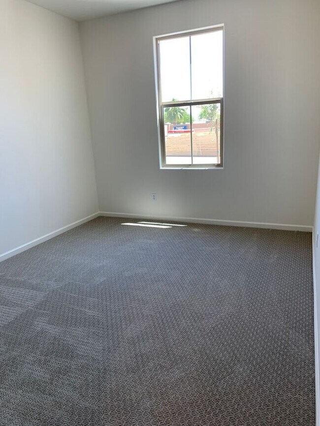 Building Photo - MOVE IN SPECIALS!! This stunning 4BD, 2BA ...