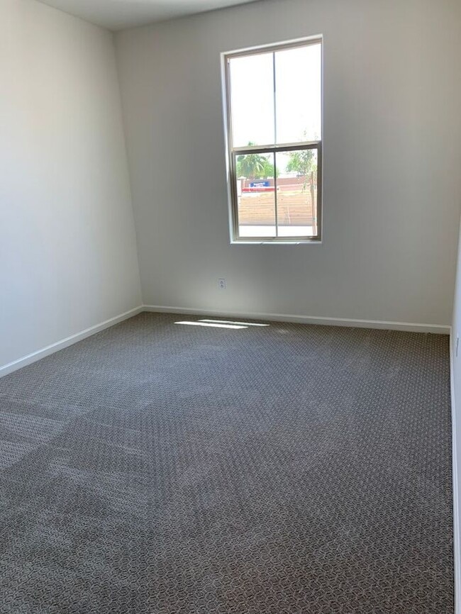 Building Photo - This stunning 4-bedroom, 2-bathroom home l...