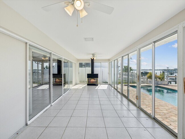 Building Photo - 441 Palm Island NE