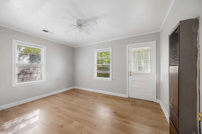 Building Photo - Berclair 1BR with appliances included — $750/mo, $450 deposit