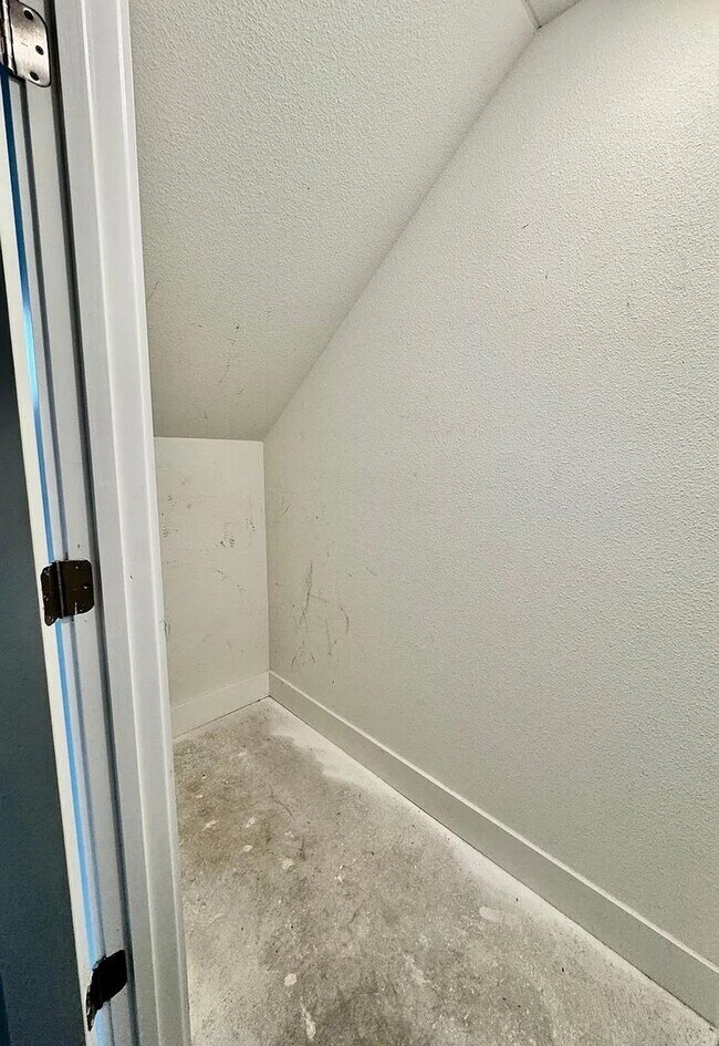 Building Photo - Studio apartment close to downtown