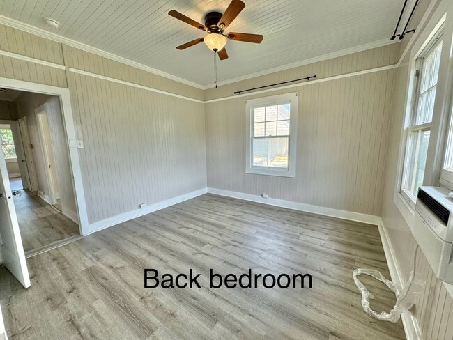 Building Photo - Charming detached single family Kaimuki 3 bdrm, 1 bath home on level lot