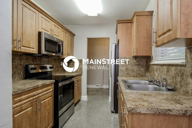 Building Photo - 3 Bedroom Pet-Friendly Home in Hollywood, ...