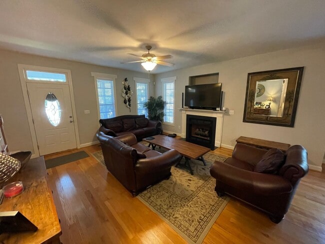 Building Photo - 4 Bedroom 3.5 Bath Home in Carolina Lakes!