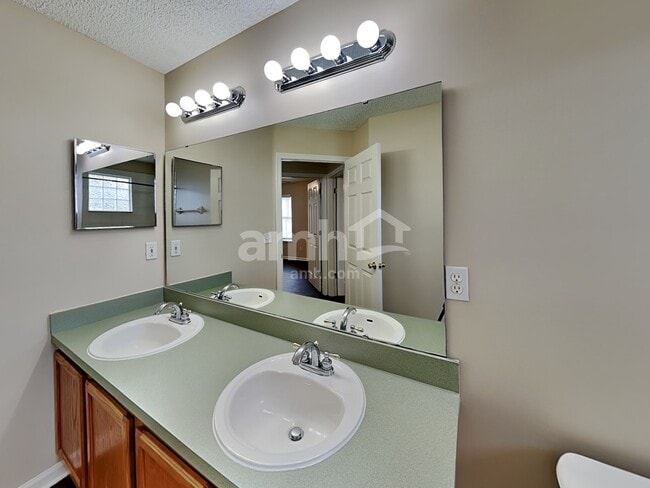 Building Photo - 2711 Salina Ct