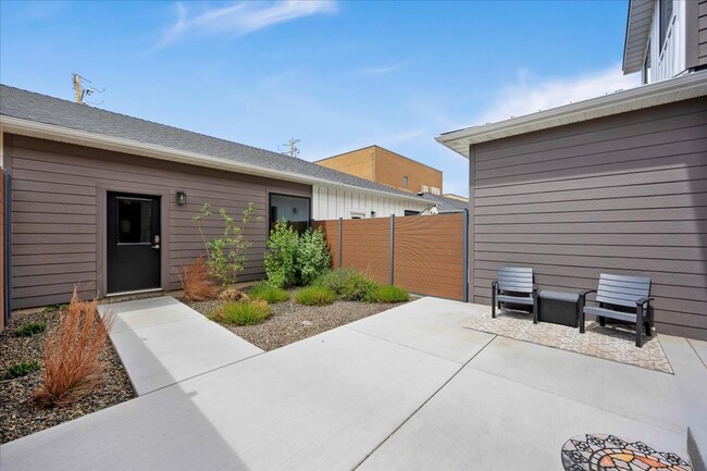 Building Photo - Downtown Townhouse