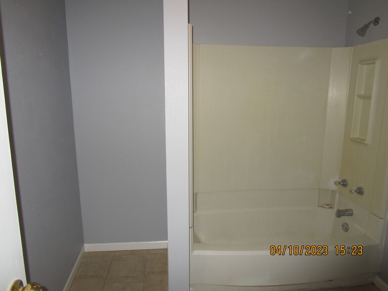 Tub and Shower - 309 S K St