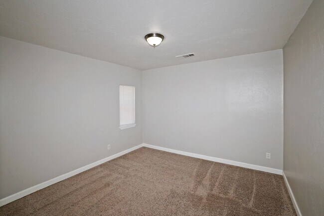 Building Photo - Cute home in Gables for rent~ 2 bed/1 bath