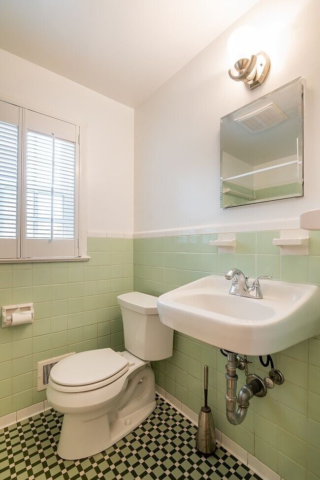Building Photo - MUST SEE! Cozy Corner Cape in Chevy Chase is Move-in Ready!