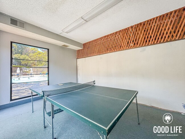 Building Photo - SD: Spacious 2BD/2BA Condo in Hillcrest with Private Balcony, Community Pool & Tennis Court