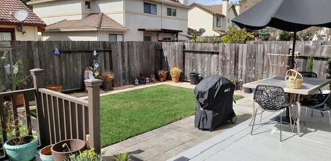 Building Photo - Excellent 3 Bed/2.5 Bath Mountain Shadows ...