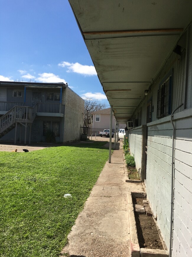 Building Photo - 7939 Sarita St