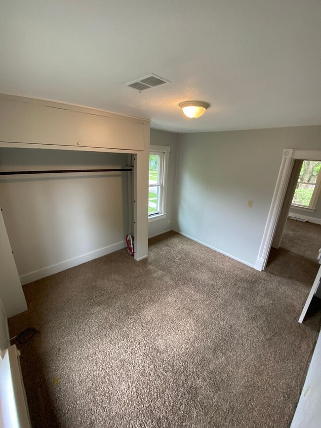 Building Photo - Newly Updated 2 Bedroom