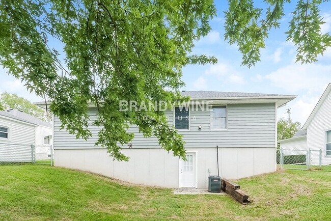 Building Photo - 402 Maple Ave