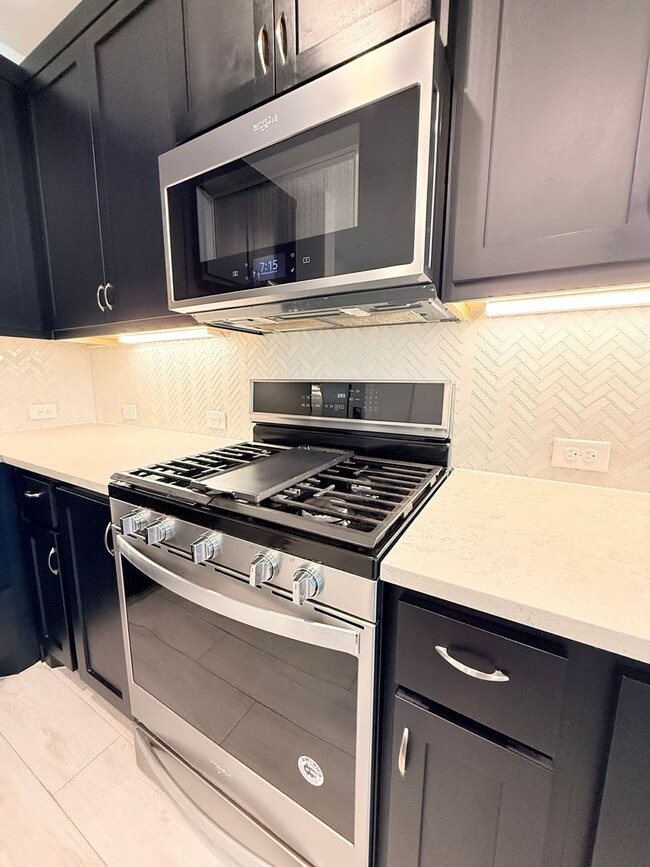 Building Photo - AVAILABLE NOW -Stunning 3-Bedroom Townhome Overlooking Greenbelt in Plano ISD 600 Collier Drive