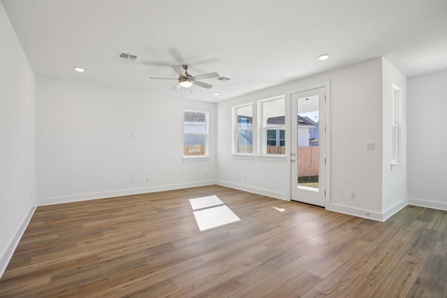 Building Photo - 1104 Yaupon Holly Dr