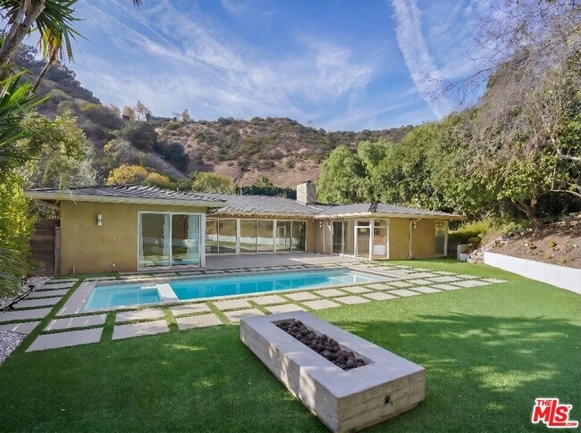 Building Photo - 1700 San Ysidro Dr