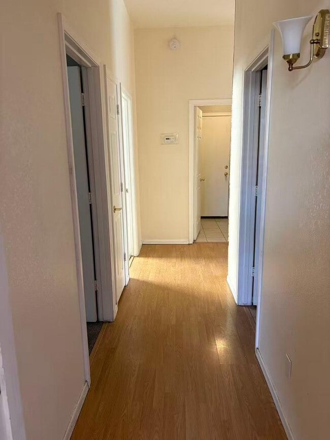 Building Photo - 1722 E Detroit St