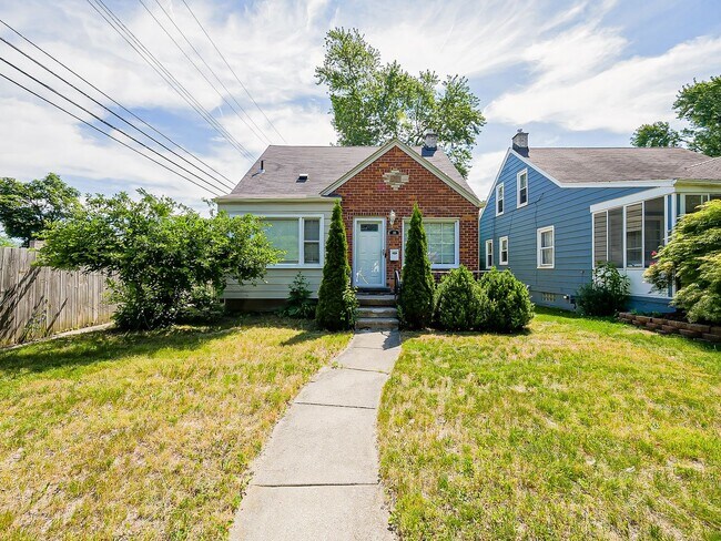 Building Photo - Charming Royal Oak Bungalow Near Downtown!