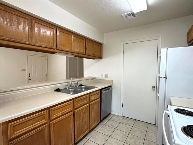 Building Photo - 2203 Creekside Ln