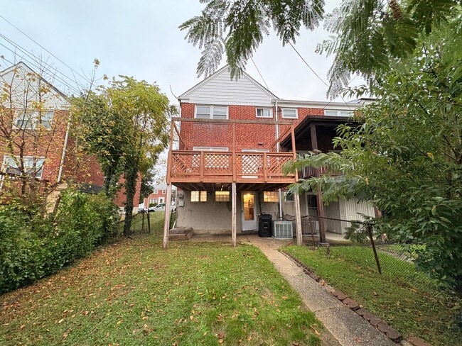 Building Photo - Spacious Townhome with Updated Kitchen & P...